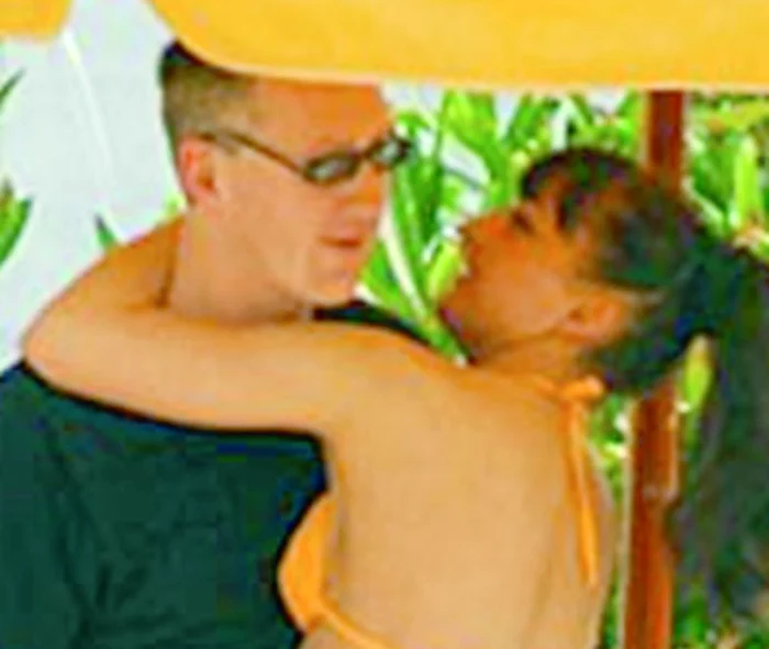 Şi pe Gabriela, politicianul o copleşea cu tandreţuri...