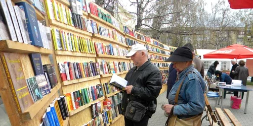 Târgul de carte este organizat în parcul Nichita Stănescu