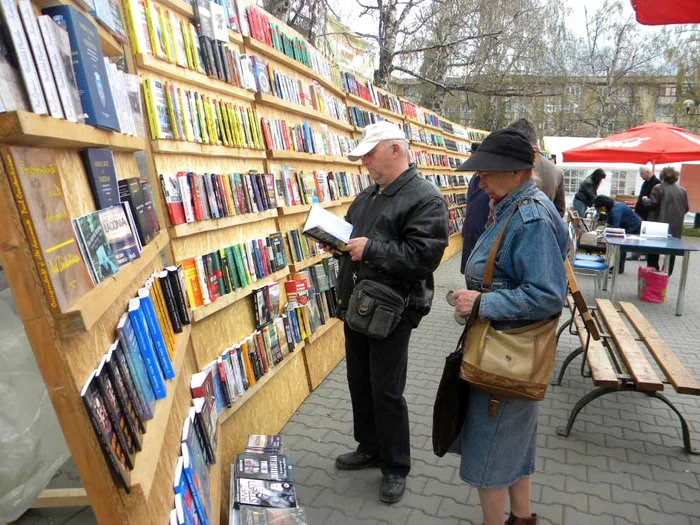 Târgul de carte este organizat în parcul Nichita Stănescu