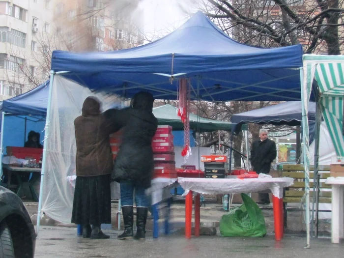 Comercianţii au fost goniţi de ploaie şi a vântului foto: Claudiu Dumitrache