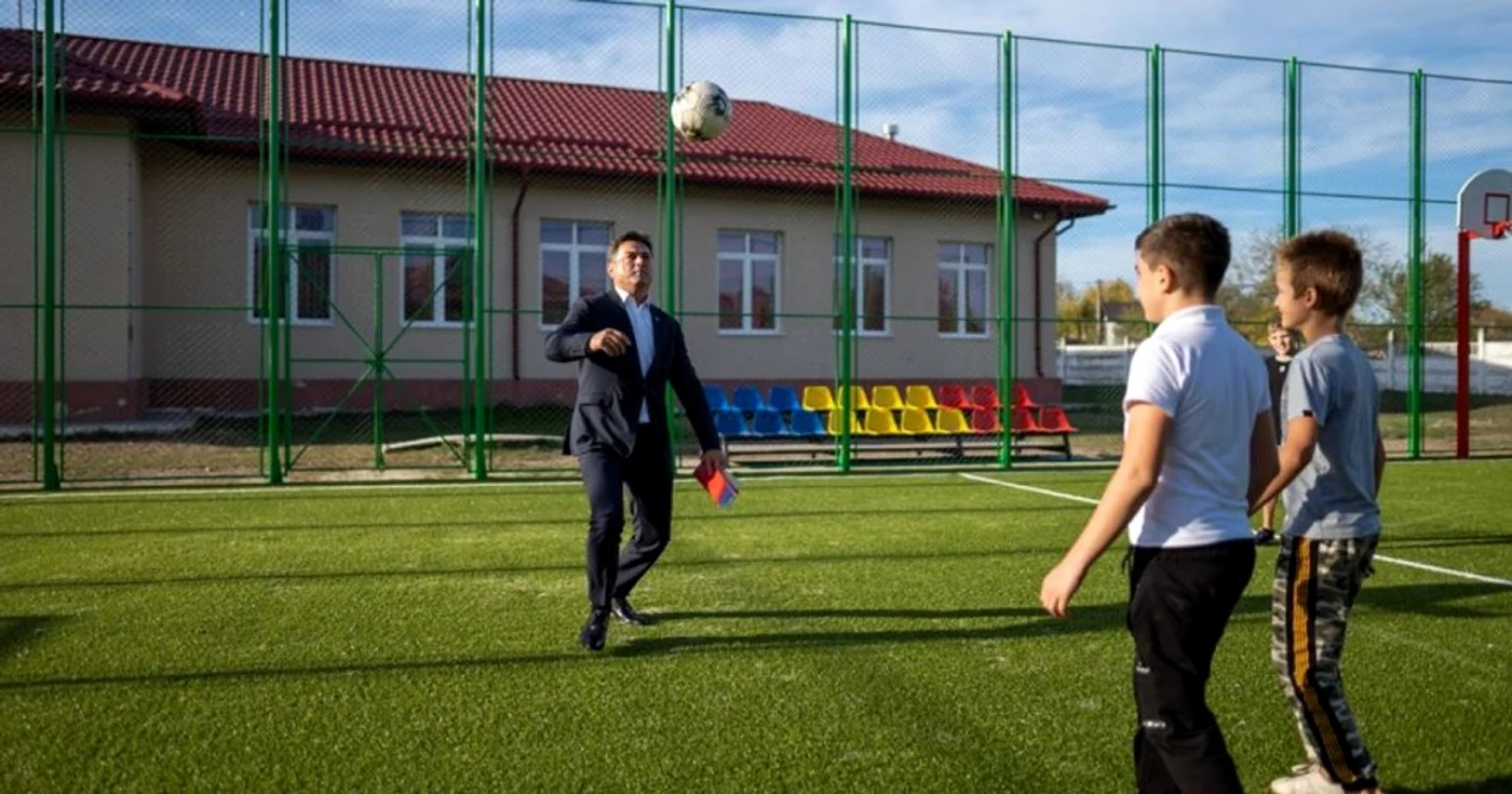 Terenul a fost testat de Victor Moraru, preşedintele CJ Ialomiţa FOTO Facebook/CJ Ialomiţa