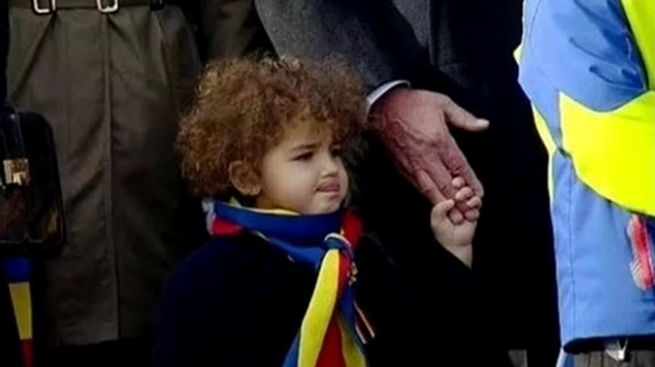 Fetiţa Elenei Băsescu a purtat tricolorul la gât