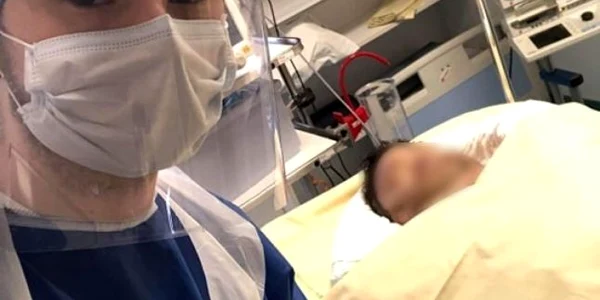 Andrei - fiul şoferului român de TIR răpus de coronavirus la Paris - alături de tatăl său în spital Foto Adevărul Cristian Birăruţi