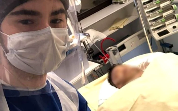 Andrei - fiul şoferului român de TIR răpus de coronavirus la Paris - alături de tatăl său, Marian Giurea, în spital. Foto Adevărul / Cristian Birăruţi