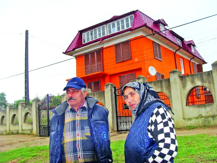 
    Pe strada principală, de o parte şi  de alta se pot observa case cu etaj,  unele aflate încă in construcţie  