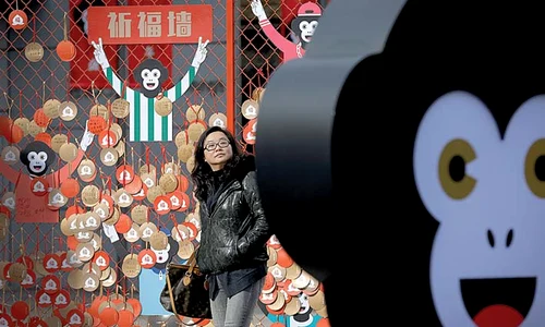 Oamenii îşi scriu dorinţele pe cartonaşe,  într un mall din Beijing jpeg