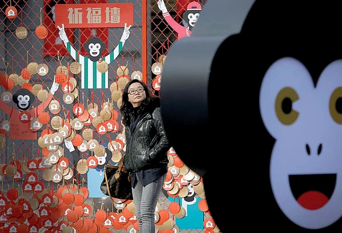 Oamenii îşi scriu dorinţele pe cartonaşe, într-un mall din Beijing