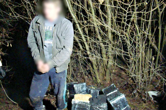 Trei traficanţi au fost prinși cu focuri de armă și arestaţi pentru contrabandă