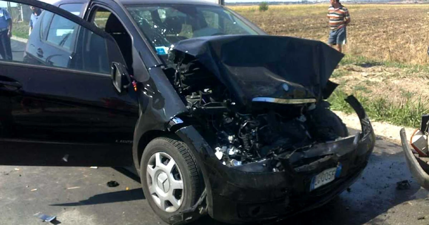 Autoturismul Mercedes a ieşit cel mai "şifonat" din accident