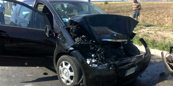 Autoturismul Mercedes a ieşit cel mai "şifonat" din accident