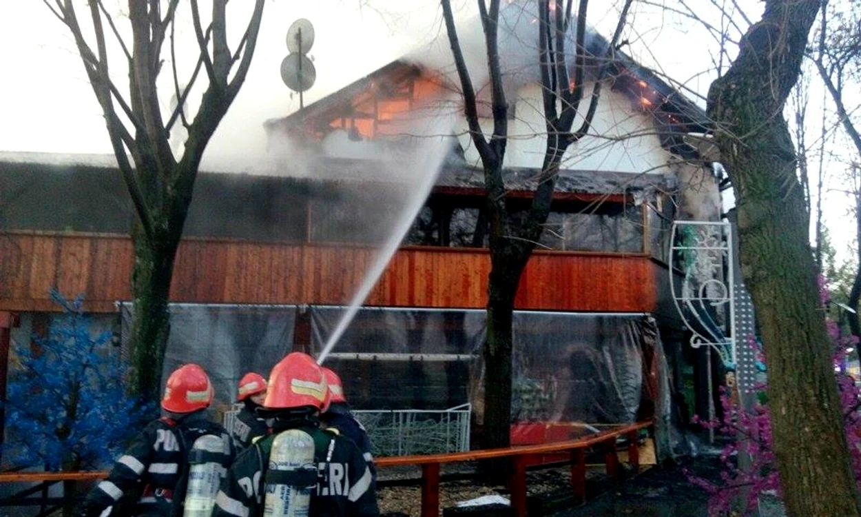 Aleea din vecinătatea clădirii a uşurat accesul pompierilorFoto: ISU Bucureşti