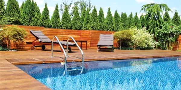 Piscina întregeşte  luxosul apartament jpeg