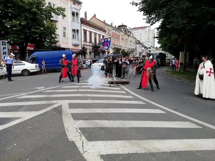 Tunul a fost surpriza acestei ediţii de la parada de deschidere a Mediev ArtFest - foto: Adrian Caraba
