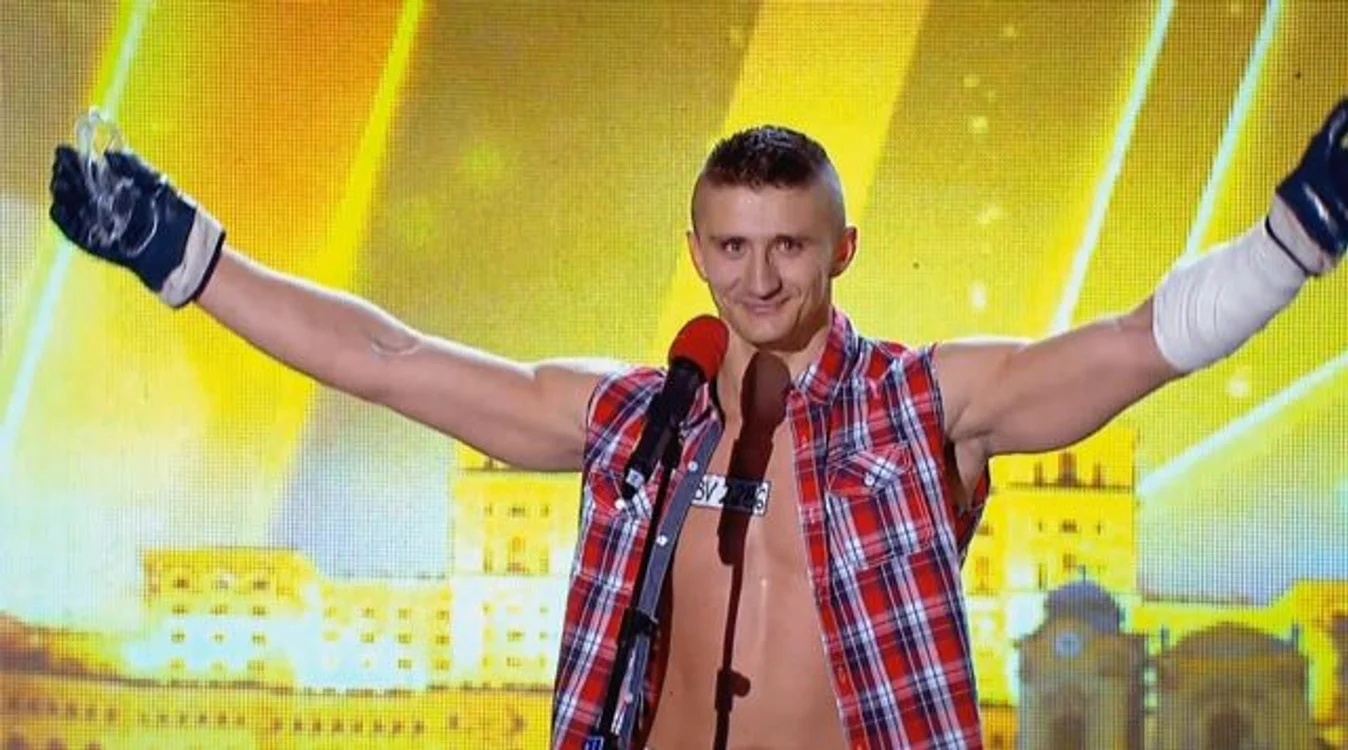 Marius Călin şi-a etalat muşchii, dar a cântat senzaţional 