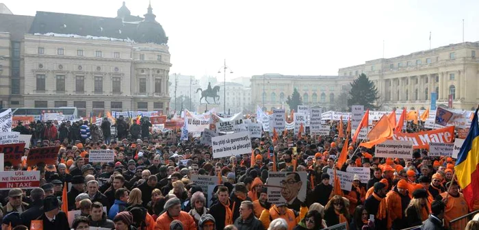 Persoane participă la un miting de protest faţă de actuala guvernare, organizat de Tineretul Democrat Liberal FOTO Mediafax