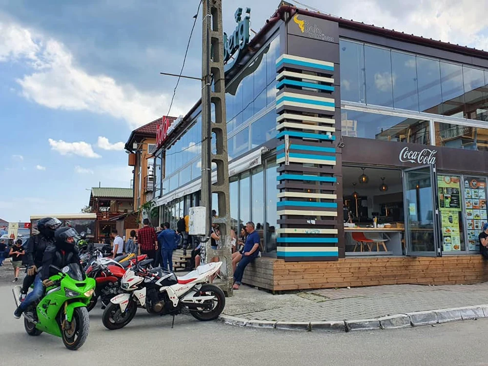 Vama Veche s-a umplut de motociclete și de turiști, shaormeriile și terasele și-au deschis porțile 