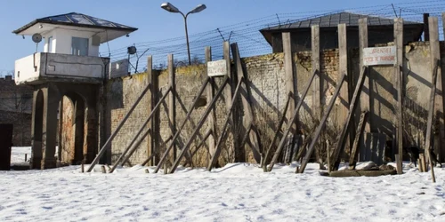 Zidul penitenciarului din Galaţi cu proptele să nu cadă FOTO Costel Crângan