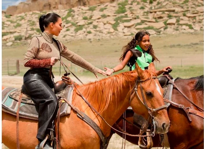 
    Kim Kardashian și-a dus fiica la o fermă de caiFoto: Instagram  