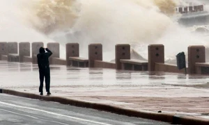 Valuri uriaşe pe ţărmul mării, în oraşul Montevideo  (Foto: Reuters) jpeg