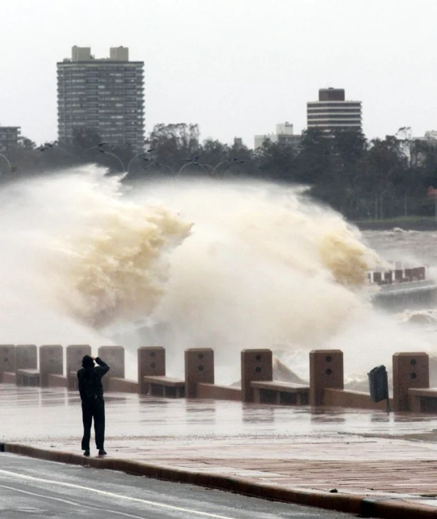 Valuri uriaşe pe ţărmul mării, în oraşul Montevideo. (Foto: Reuters)