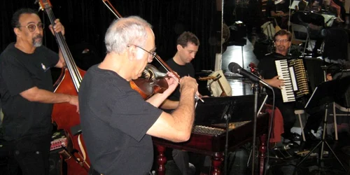 Garlic Band - Taraful Usturoi cu lăutari americani Sursa foto arhivă Garlic Band