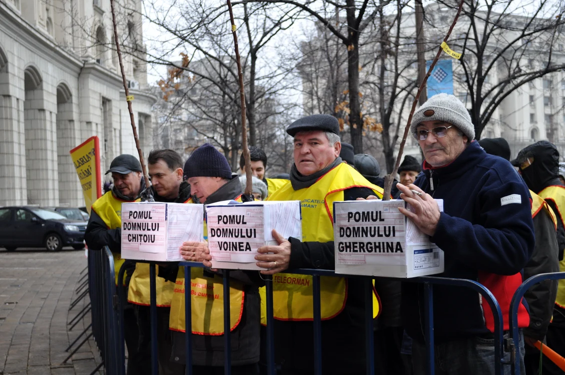 
    Reprezentanţii FSE "Spiru Haret" au făcut un protest inedit în faţa Ministerului Finanţelor  