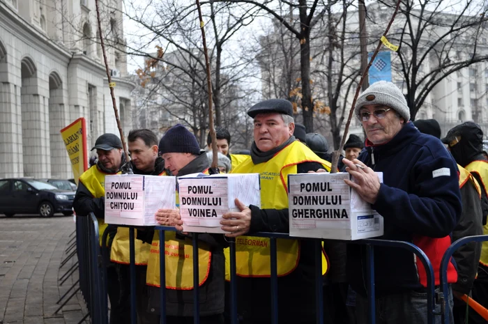 Reprezentanţii FSE "Spiru Haret" au făcut un protest inedit în faţa Ministerului Finanţelor