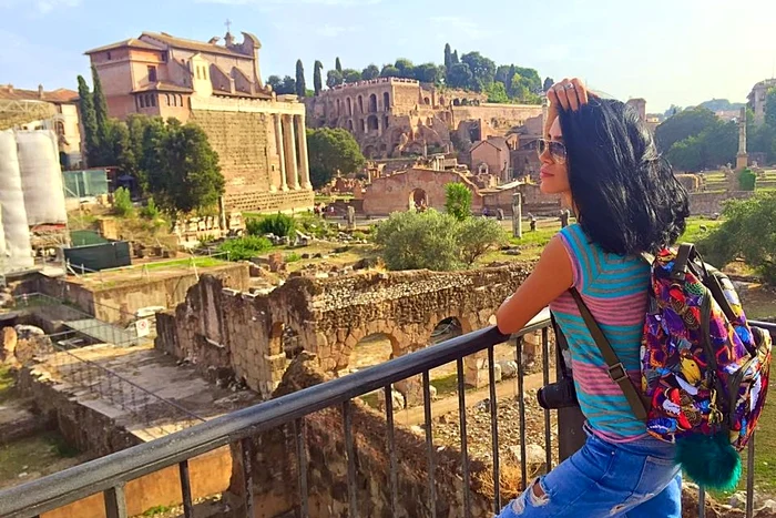 Chiar dacă se răsfăța cu o cină delicioasă la Roma, Adelinei Pestrițu (28 de ani) i-a rămas gândul la iubitul ei de acasă, Speak (28 de ani)foto: Arhiva Personală