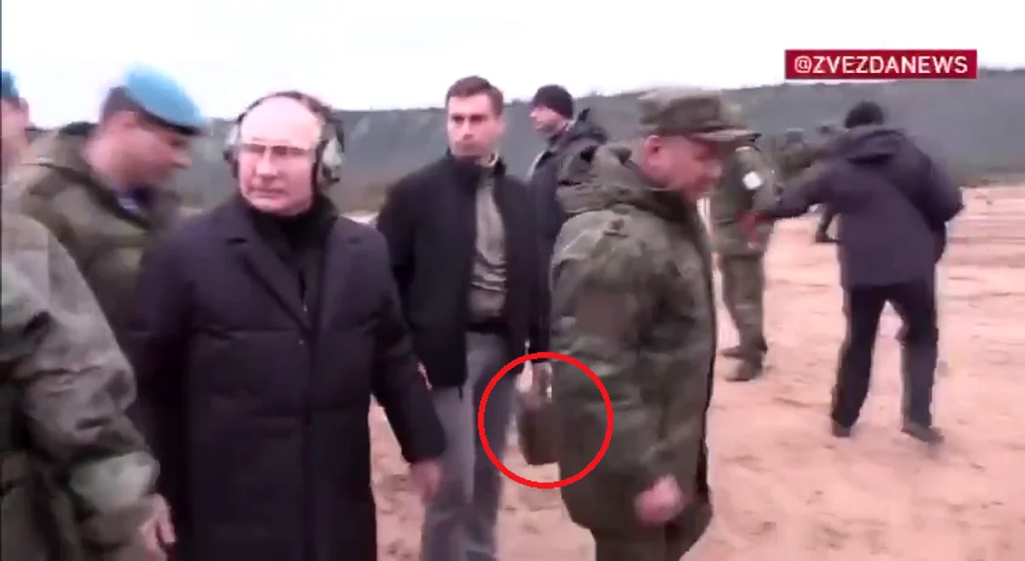 Vladimir Putin și aghiotantul care plimbă valiza nucleară. foto: Twitter/Nexta