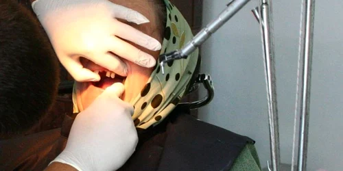 Şi în stomatologii se munceşte la negru