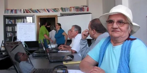 Bătrânii învaţă să lucreze la calculator