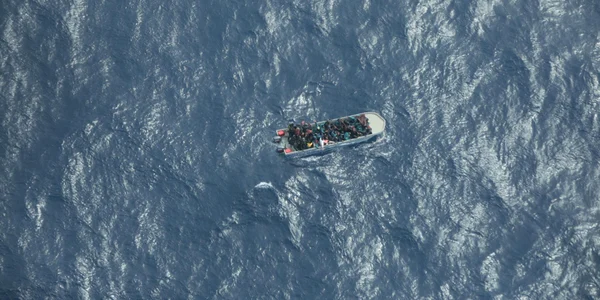 Zeci de migranţi sunt daţi dispăruţi după ce ambarcaţiunea lor s-a răsturnat în Mediterană FOTO Twitter