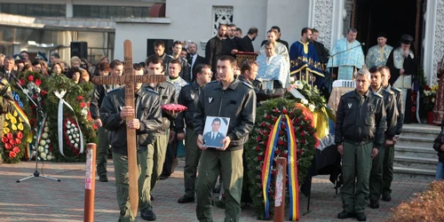Astăzi a fost înmormântat pilotul-erou, căpitan comandorul Laurenţiu-Nicolae Chiriţă (40 de ani).