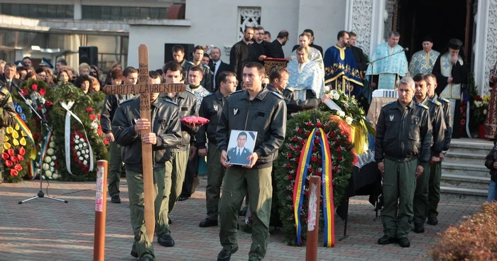 Astăzi a fost înmormântat pilotul-erou, căpitan comandorul Laurenţiu-Nicolae Chiriţă (40 de ani). 