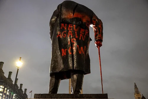 Statuia lui Winston Churchill din Londra a fost vandalizată. FOTO: Facebook/MyLondon