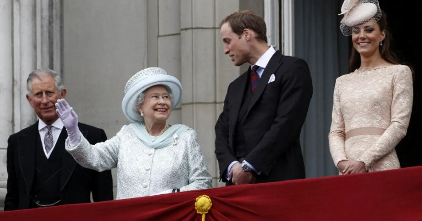 Tradiţia care favoriza moştenitorul masculin este veche de secole, dar acum s-a schimbat: o fiică rezultată din căsătoria lui William cu Kate are drepturi egale la tron FOTO AFP