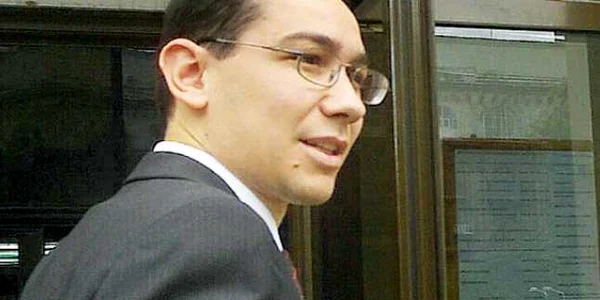 Victor Ponta, în 2003, în ziua obţinerii titlului de doctor  