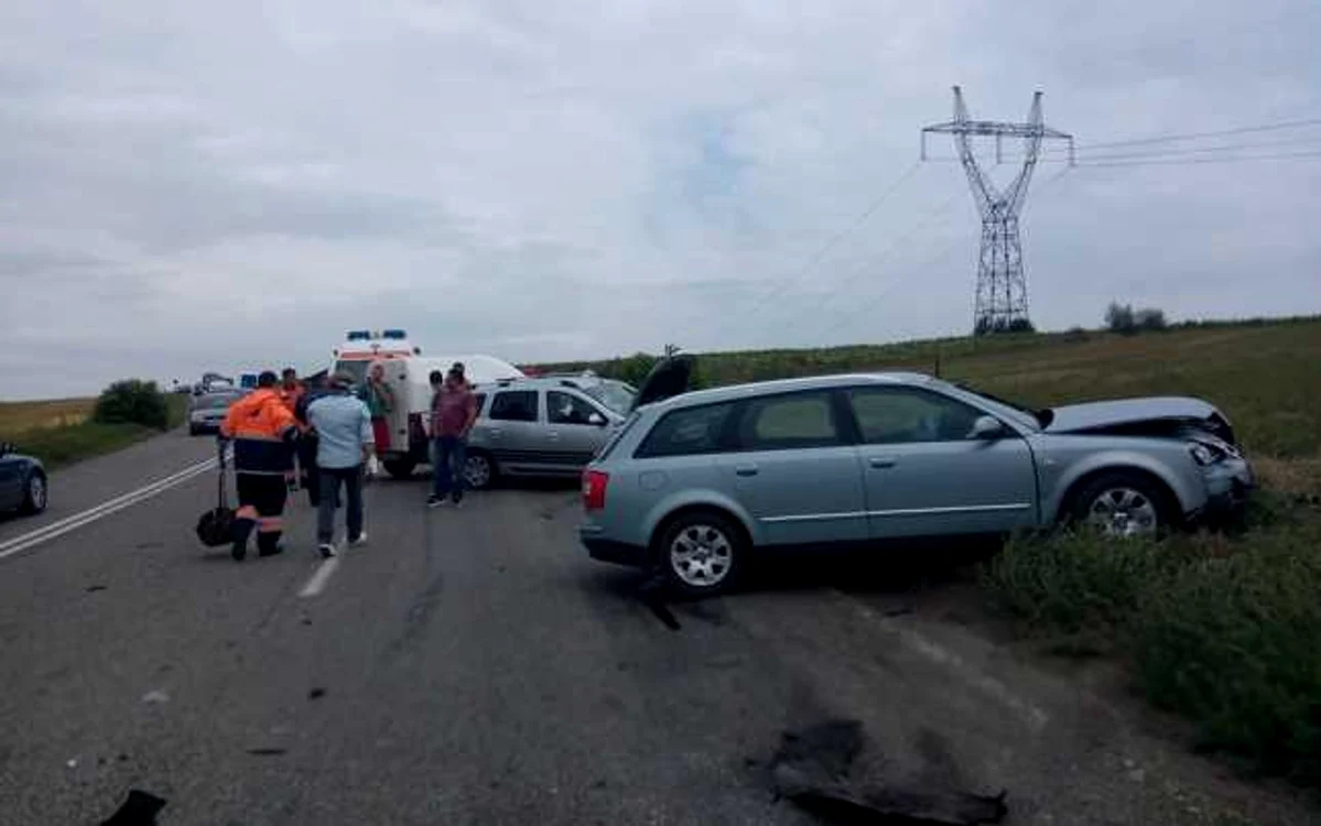 Ce trebuie să faci atunci când treci pe lângă un accident rutier. FOTO: Danuţ Zuzeac