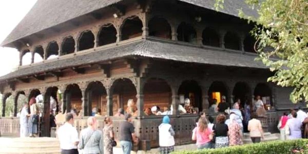 Enoriaşii de la Biserica Sfântul Mina din Constanţa ascultă slujbele în Parcul Tăbăcărie