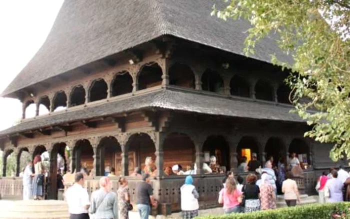 Enoriaşii de la Biserica Sfântul Mina ascultând slujbele de afară FOTO Harry Tavitian