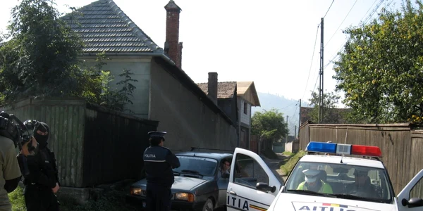 descinderi perchezitii politisti mascati masina de politie. foto adevarul