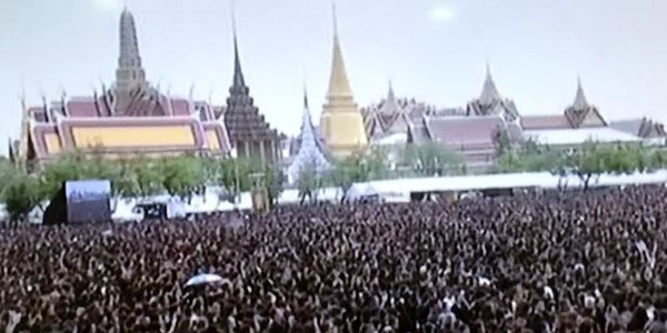 Sute de mii de thailandezi canta imnul national in memoria regelui Bhumibol FOTO Bangkok Post