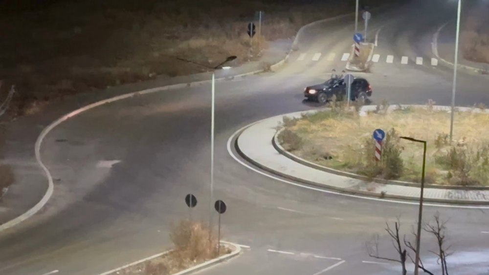 Drifturi cu tineri ieșiți pe portieră, la sensul giratoriu. Distracția extremă te poate costa viața VIDEO