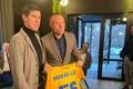 Leu a primit un tricou de fotbal inscripționat cu numele său, de la fostul fotbalist Adrian Iie, zis Cobra