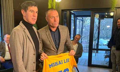 Leu a primit un tricou de fotbal inscripționat cu numele său, de la fostul fotbalist Adrian Iie, zis Cobra