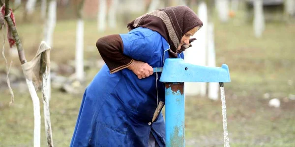 Localnicii din Ghizela au primit apă în sat, dar sunt prea săraci să se racordeze la reţea