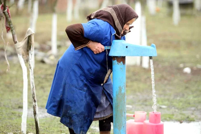 Localnicii din Ghizela au primit apă în sat, dar sunt prea săraci să se racordeze la reţea