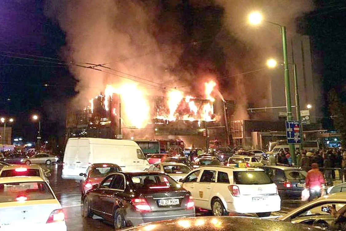 Trecătorii au reuşit să surprindă imagini de coşmar cu centrul comercial în flăcări (Foto: Adrian Alamaru/Facebook)