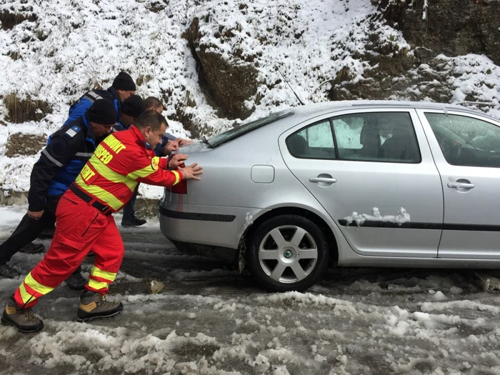 Zăpada a blocat accesul turiştilor