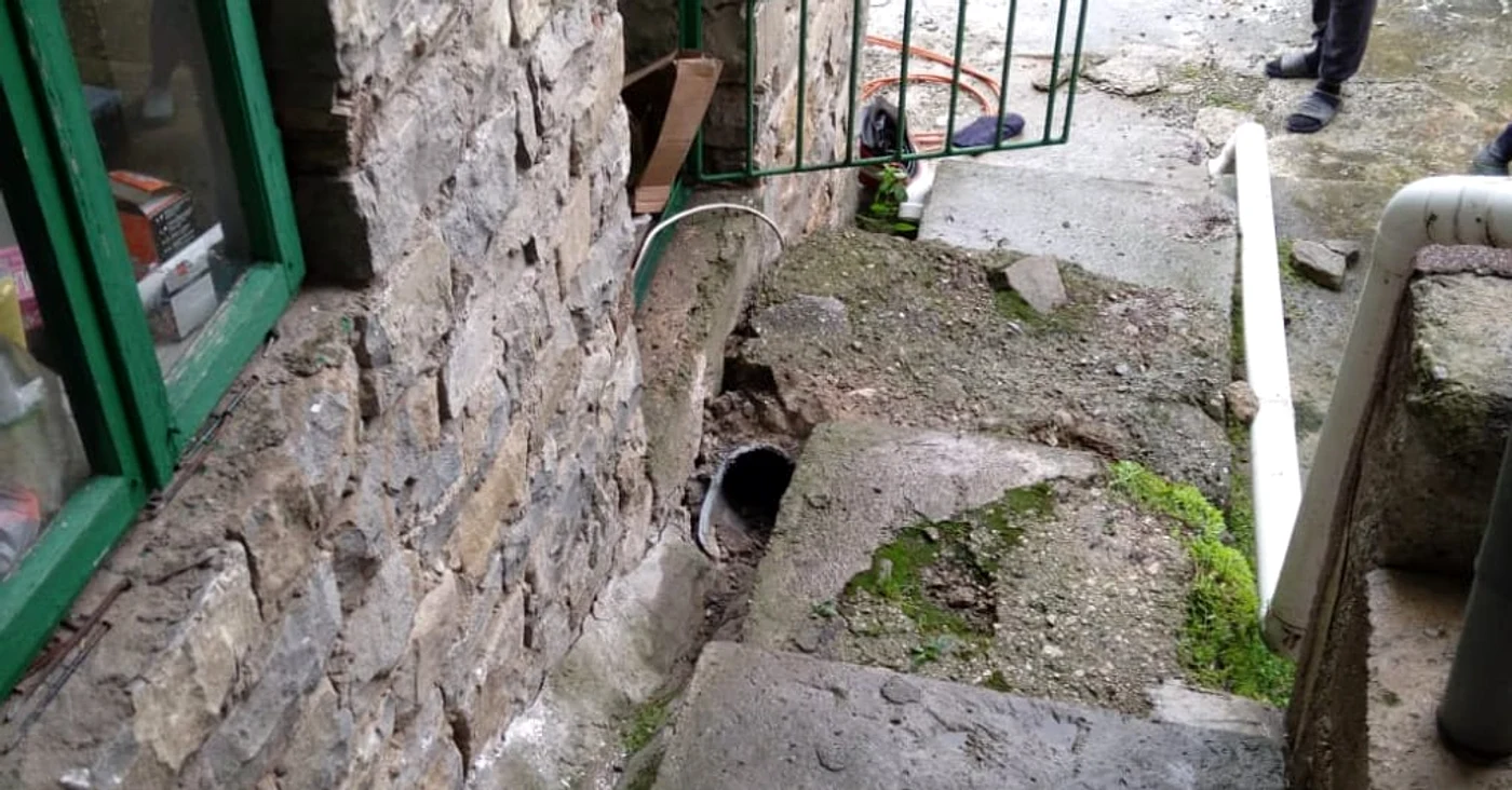 O femeie a rămas captivă într-un tub de beton. FOTO ISU Dâmbovița